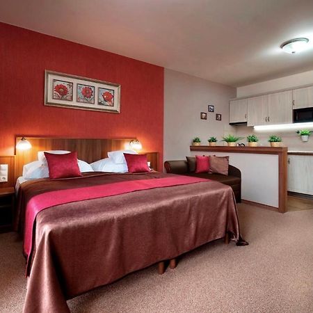 Ambrozia Etterem Es Panzio Bed and Breakfast Kazincbarcika Exteriör bild