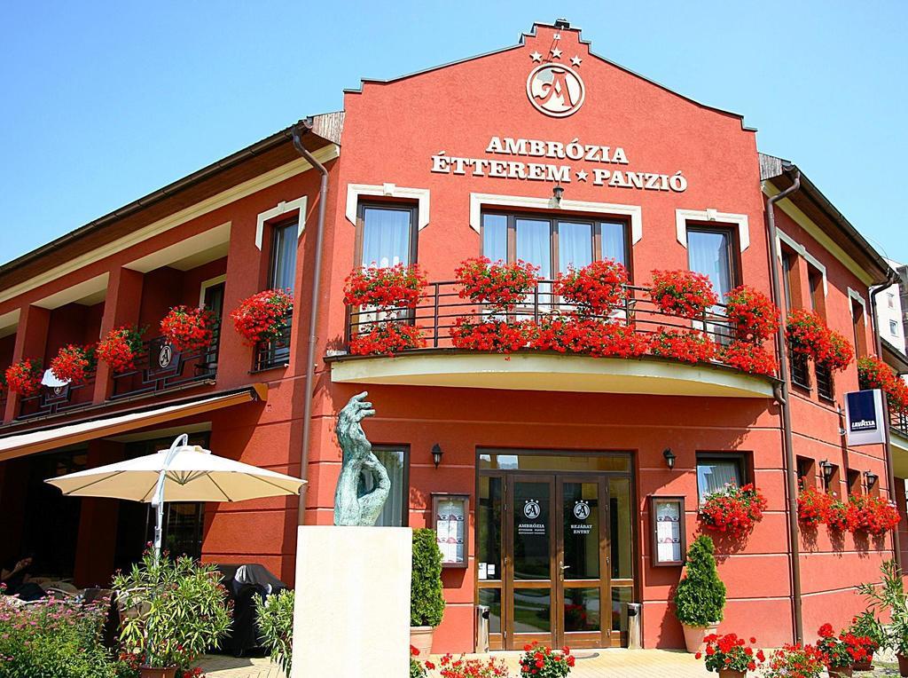 Ambrozia Etterem Es Panzio Bed and Breakfast Kazincbarcika Exteriör bild