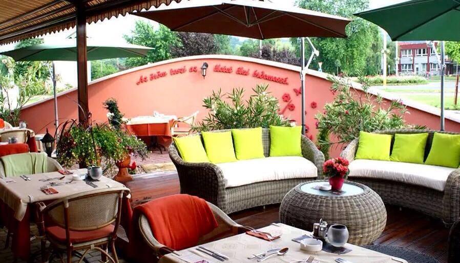 Ambrozia Etterem Es Panzio Bed and Breakfast Kazincbarcika Exteriör bild