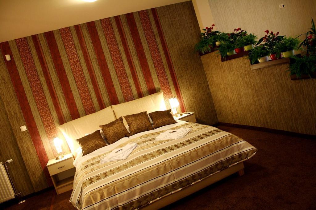 Ambrozia Etterem Es Panzio Bed and Breakfast Kazincbarcika Rum bild