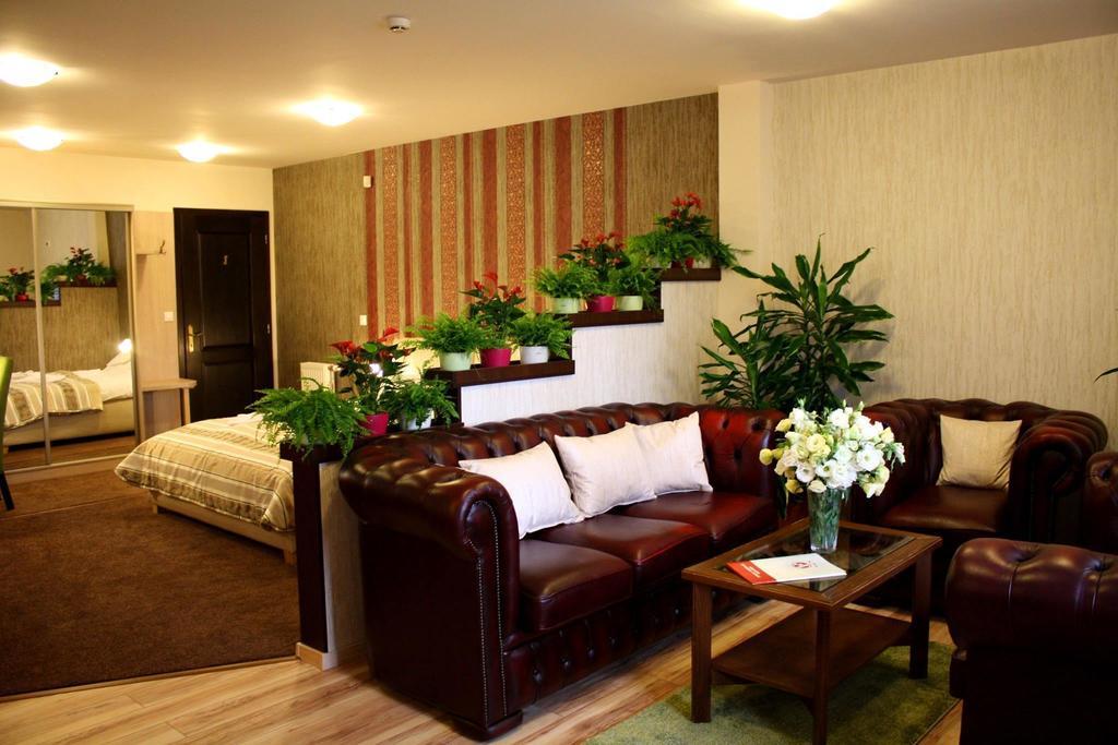 Ambrozia Etterem Es Panzio Bed and Breakfast Kazincbarcika Exteriör bild