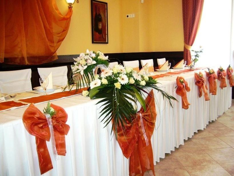 Ambrozia Etterem Es Panzio Bed and Breakfast Kazincbarcika Exteriör bild
