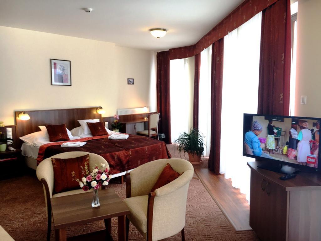 Ambrozia Etterem Es Panzio Bed and Breakfast Kazincbarcika Exteriör bild