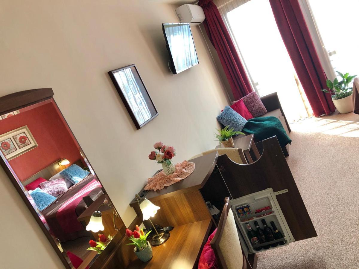 Ambrozia Etterem Es Panzio Bed and Breakfast Kazincbarcika Exteriör bild