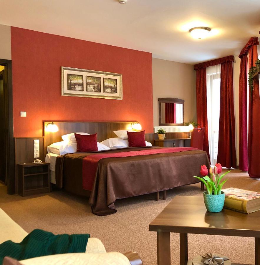 Ambrozia Etterem Es Panzio Bed and Breakfast Kazincbarcika Exteriör bild