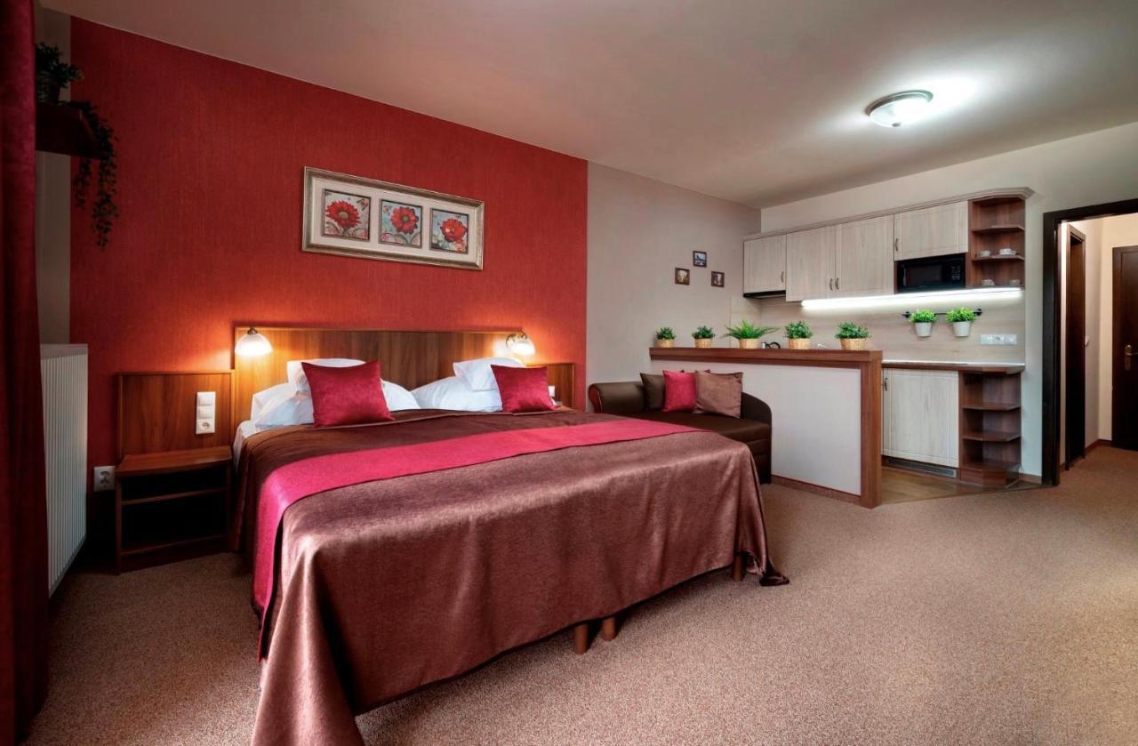 Ambrozia Etterem Es Panzio Bed and Breakfast Kazincbarcika Exteriör bild